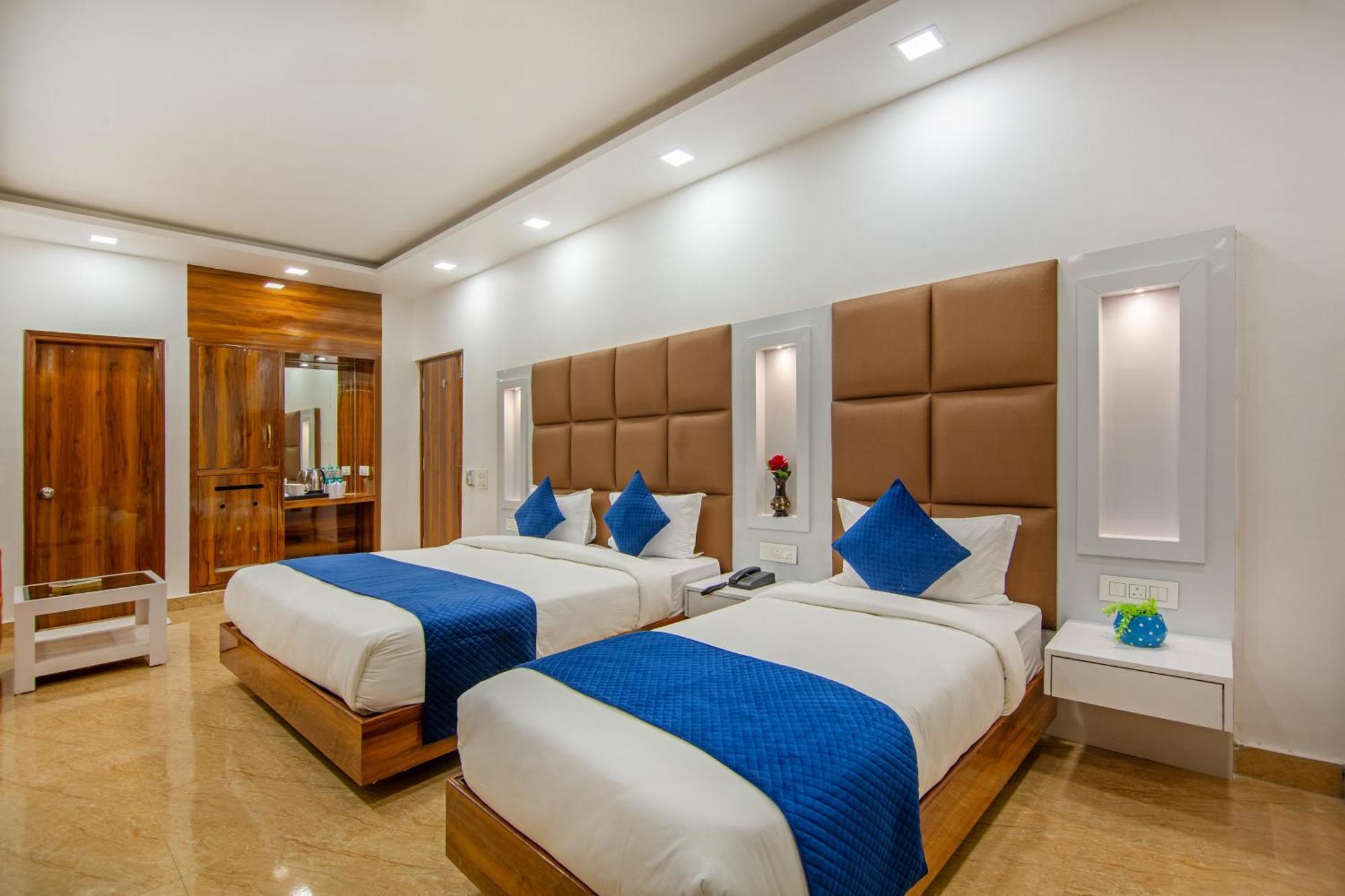 Rahul Palace By Golden Tree Near Metro Station And Ajmal Khan Market ニューデリー エクステリア 写真