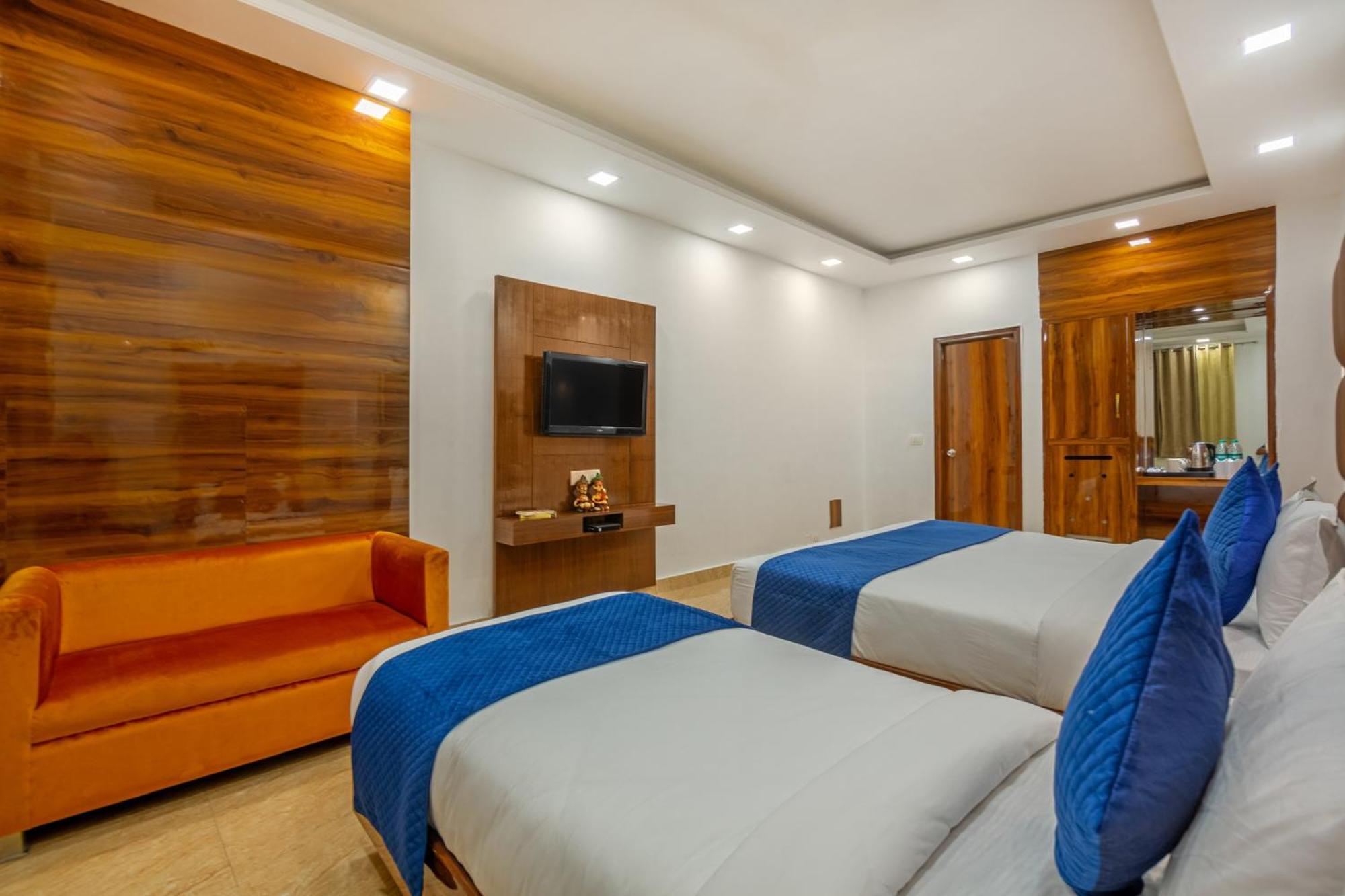 Rahul Palace By Golden Tree Near Metro Station And Ajmal Khan Market ニューデリー エクステリア 写真