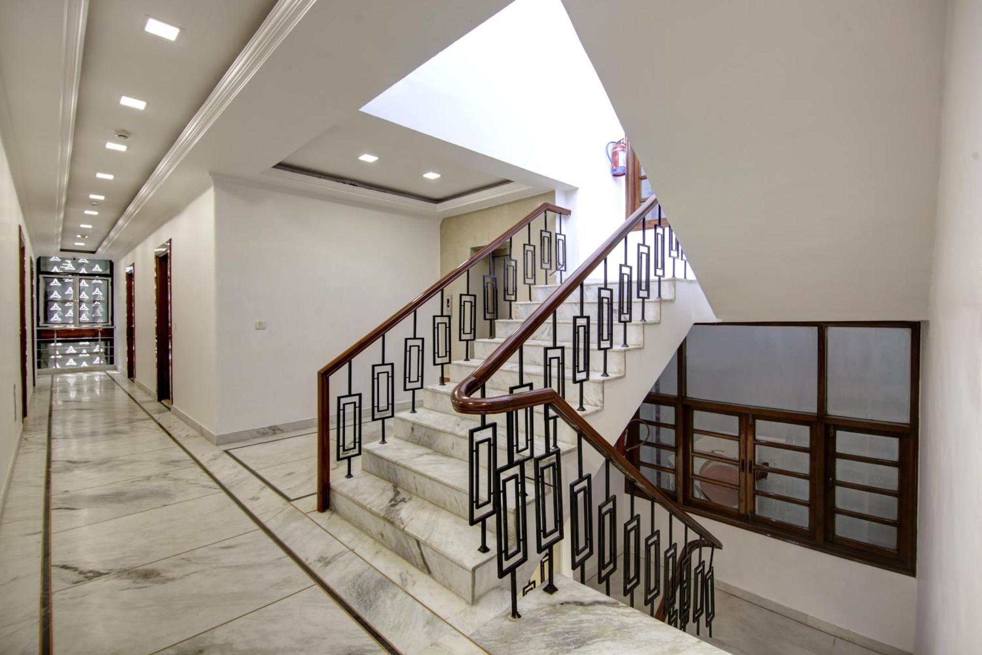 Rahul Palace By Golden Tree Near Metro Station And Ajmal Khan Market ニューデリー エクステリア 写真