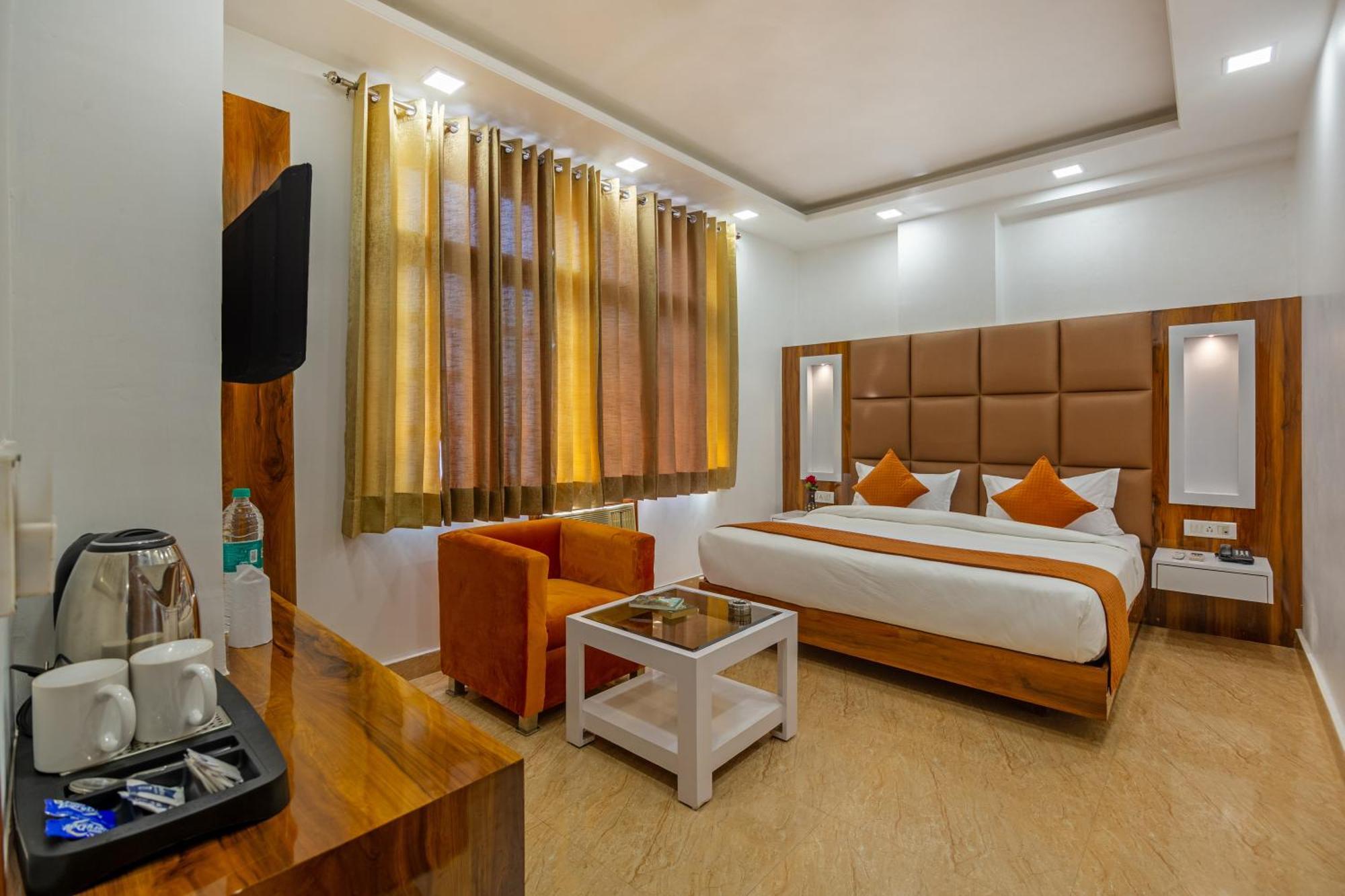 Rahul Palace By Golden Tree Near Metro Station And Ajmal Khan Market ニューデリー エクステリア 写真
