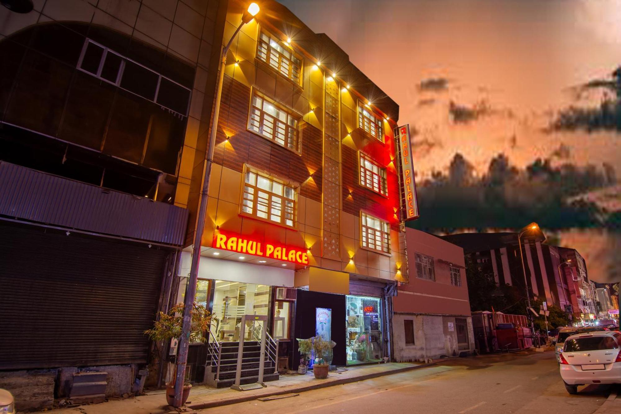 Rahul Palace By Golden Tree Near Metro Station And Ajmal Khan Market ニューデリー エクステリア 写真