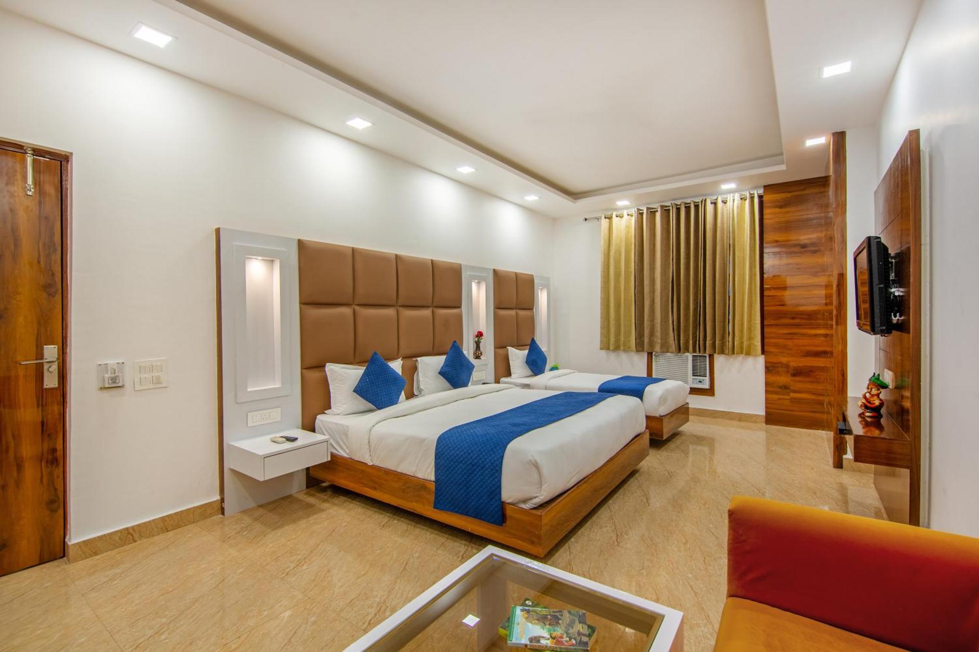 Rahul Palace By Golden Tree Near Metro Station And Ajmal Khan Market ニューデリー エクステリア 写真