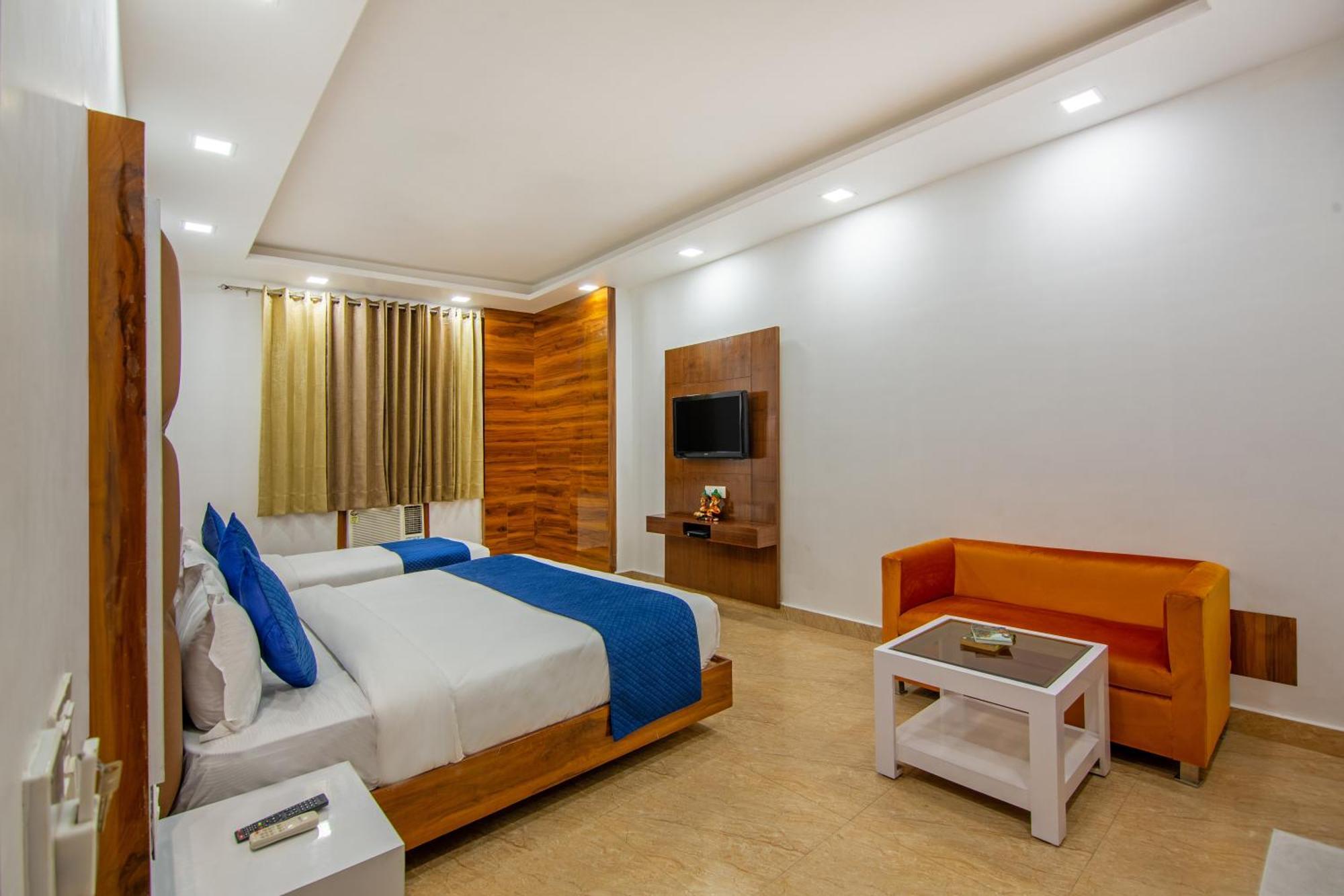 Rahul Palace By Golden Tree Near Metro Station And Ajmal Khan Market ニューデリー エクステリア 写真