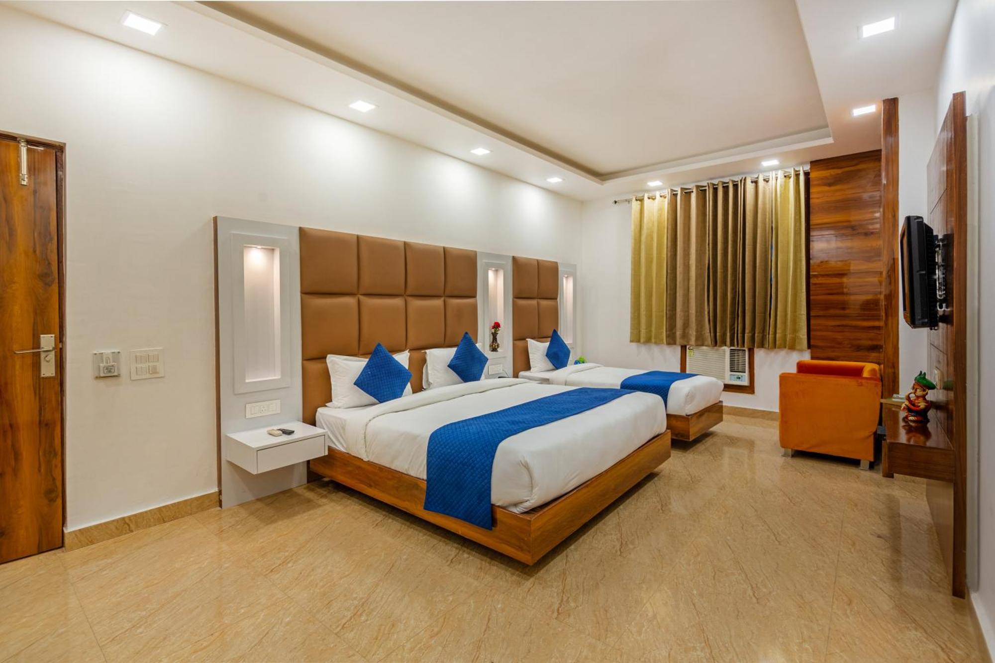 Rahul Palace By Golden Tree Near Metro Station And Ajmal Khan Market ニューデリー エクステリア 写真