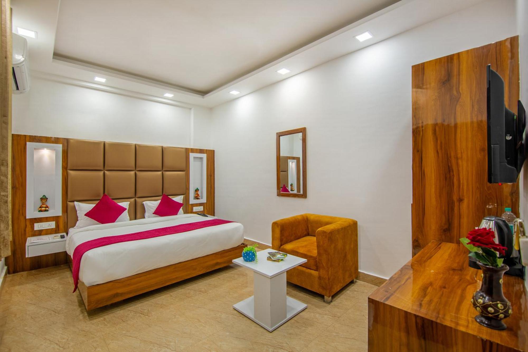 Rahul Palace By Golden Tree Near Metro Station And Ajmal Khan Market ニューデリー エクステリア 写真