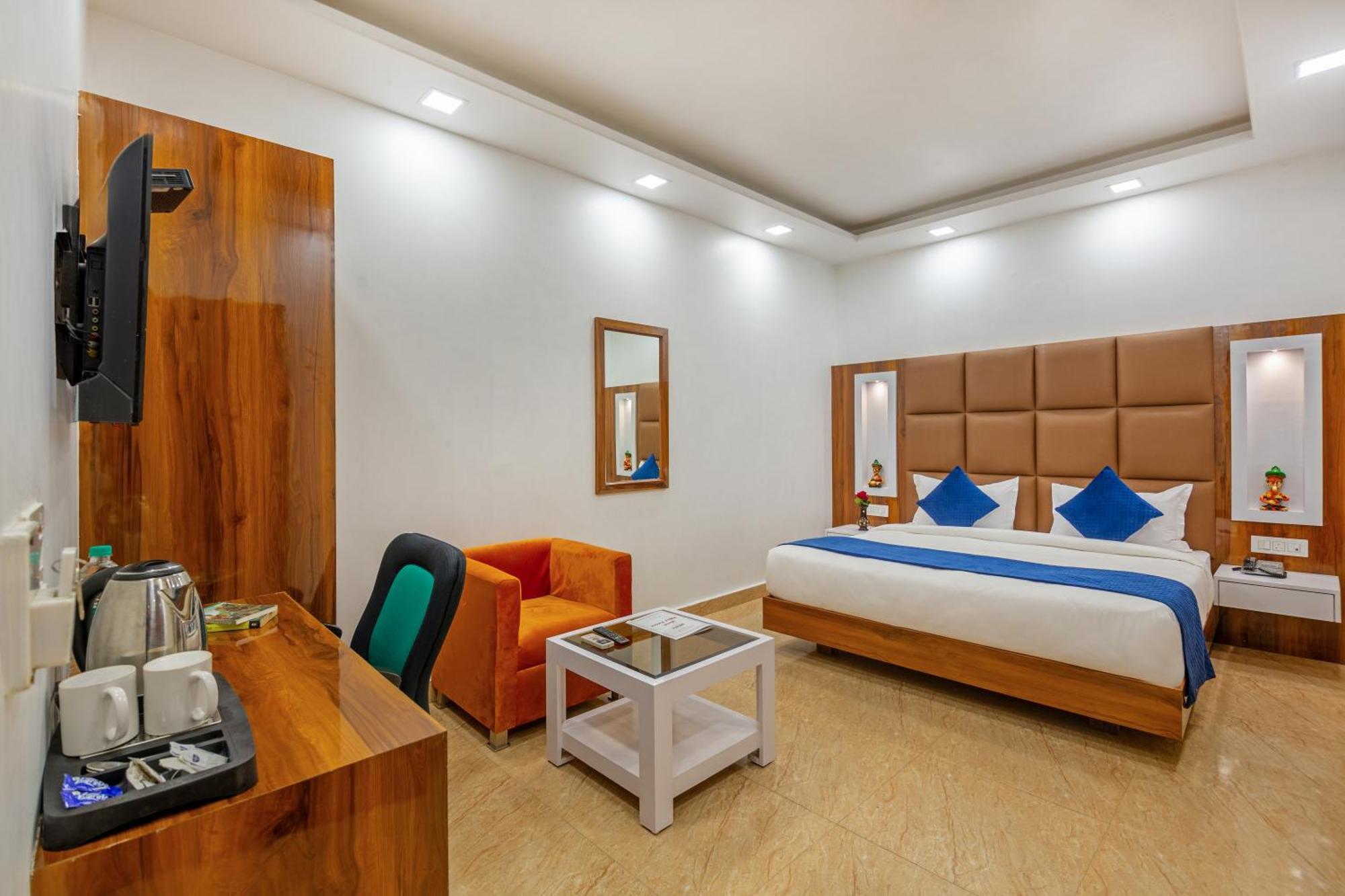 Rahul Palace By Golden Tree Near Metro Station And Ajmal Khan Market ニューデリー エクステリア 写真
