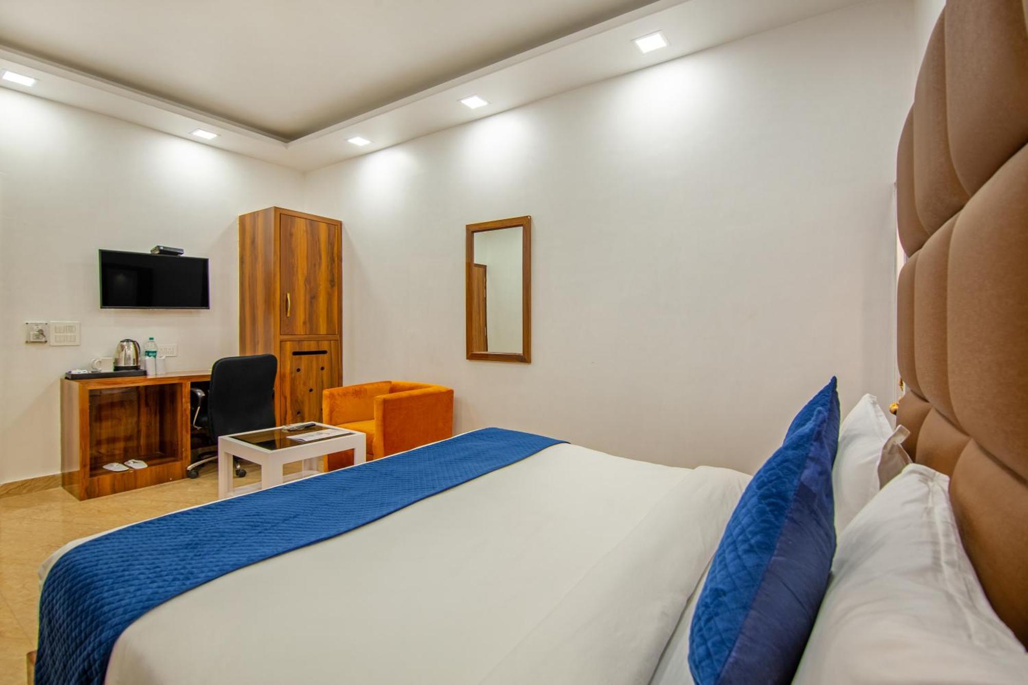 Rahul Palace By Golden Tree Near Metro Station And Ajmal Khan Market ニューデリー エクステリア 写真