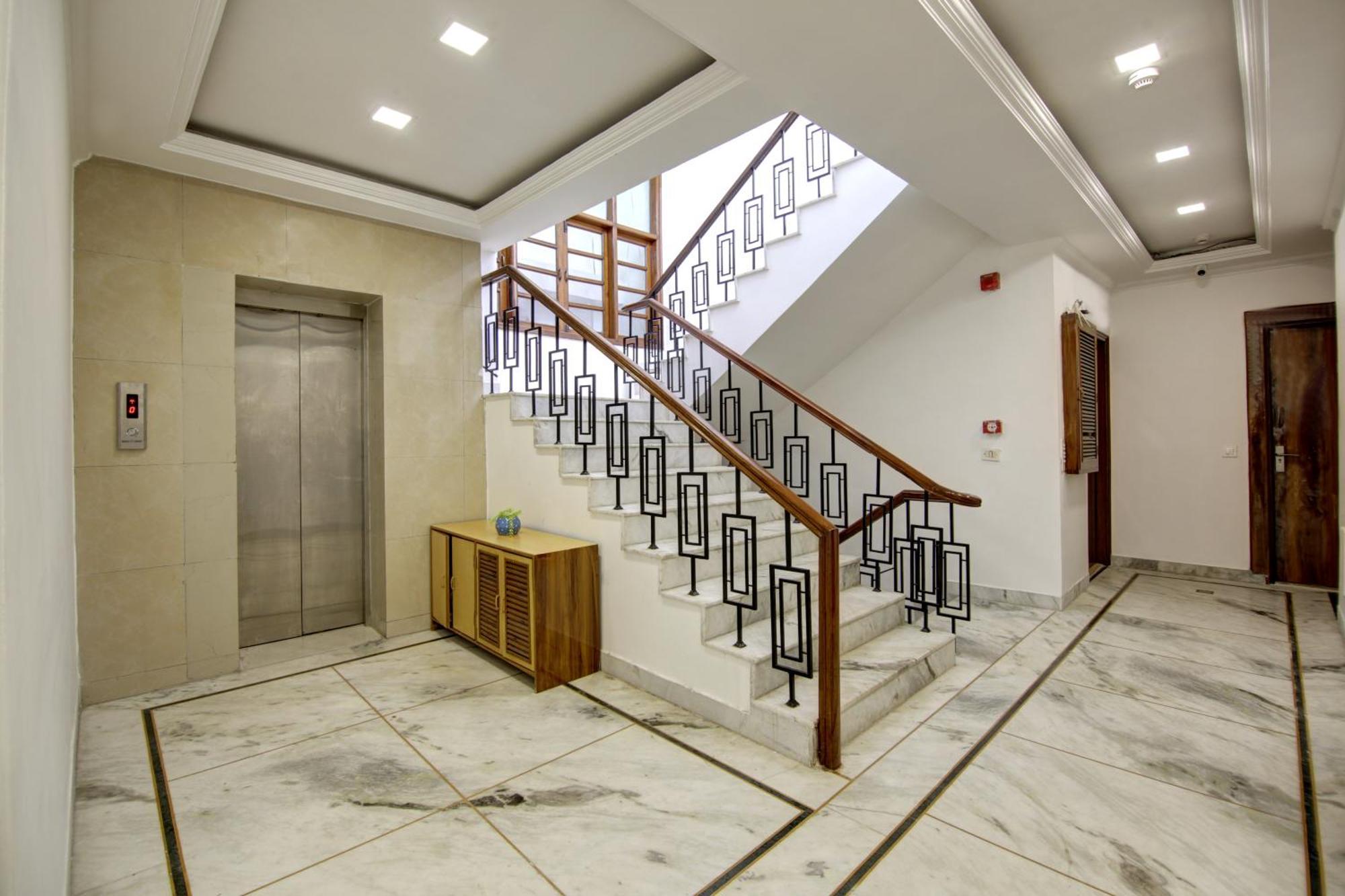 Rahul Palace By Golden Tree Near Metro Station And Ajmal Khan Market ニューデリー エクステリア 写真