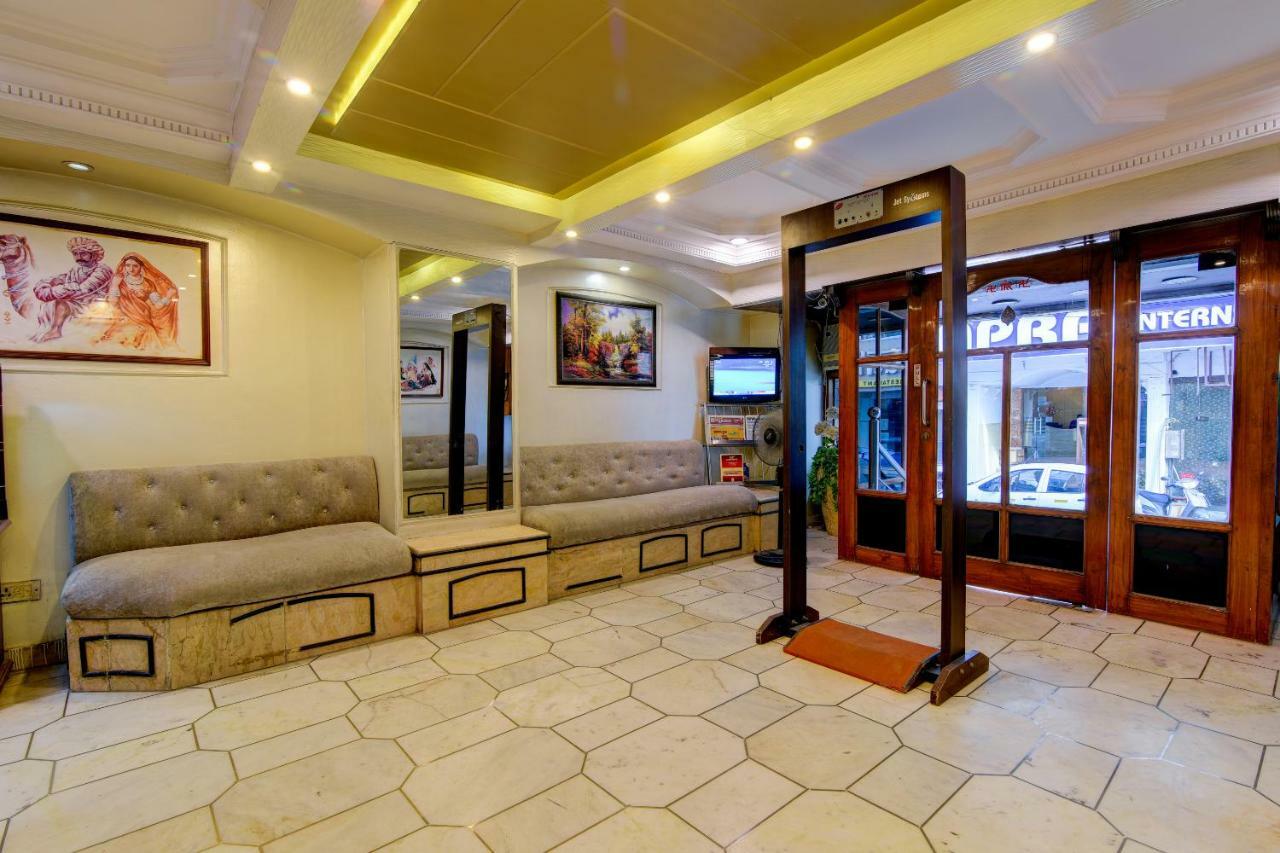 Rahul Palace By Golden Tree Near Metro Station And Ajmal Khan Market ニューデリー エクステリア 写真