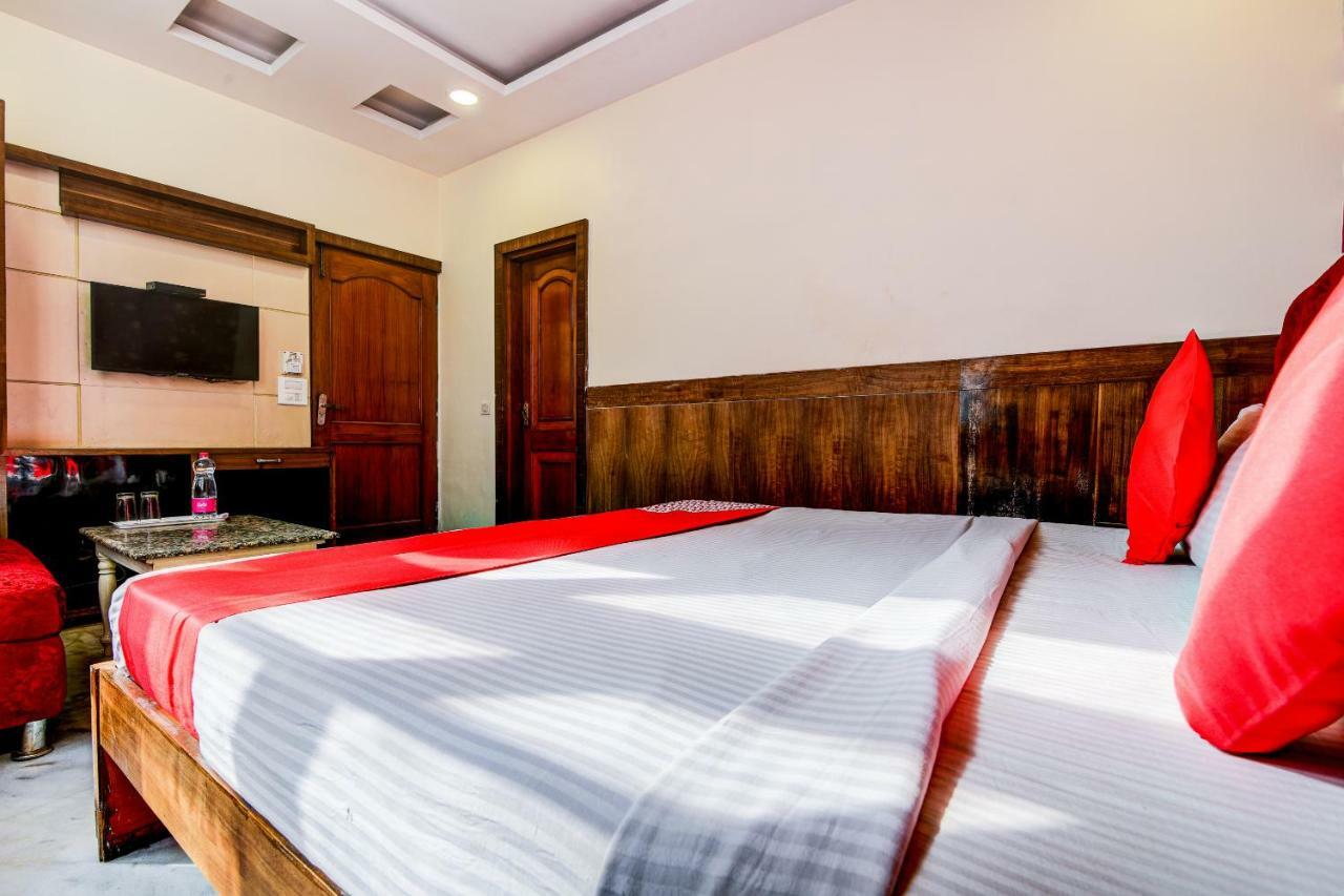 Rahul Palace By Golden Tree Near Metro Station And Ajmal Khan Market ニューデリー エクステリア 写真