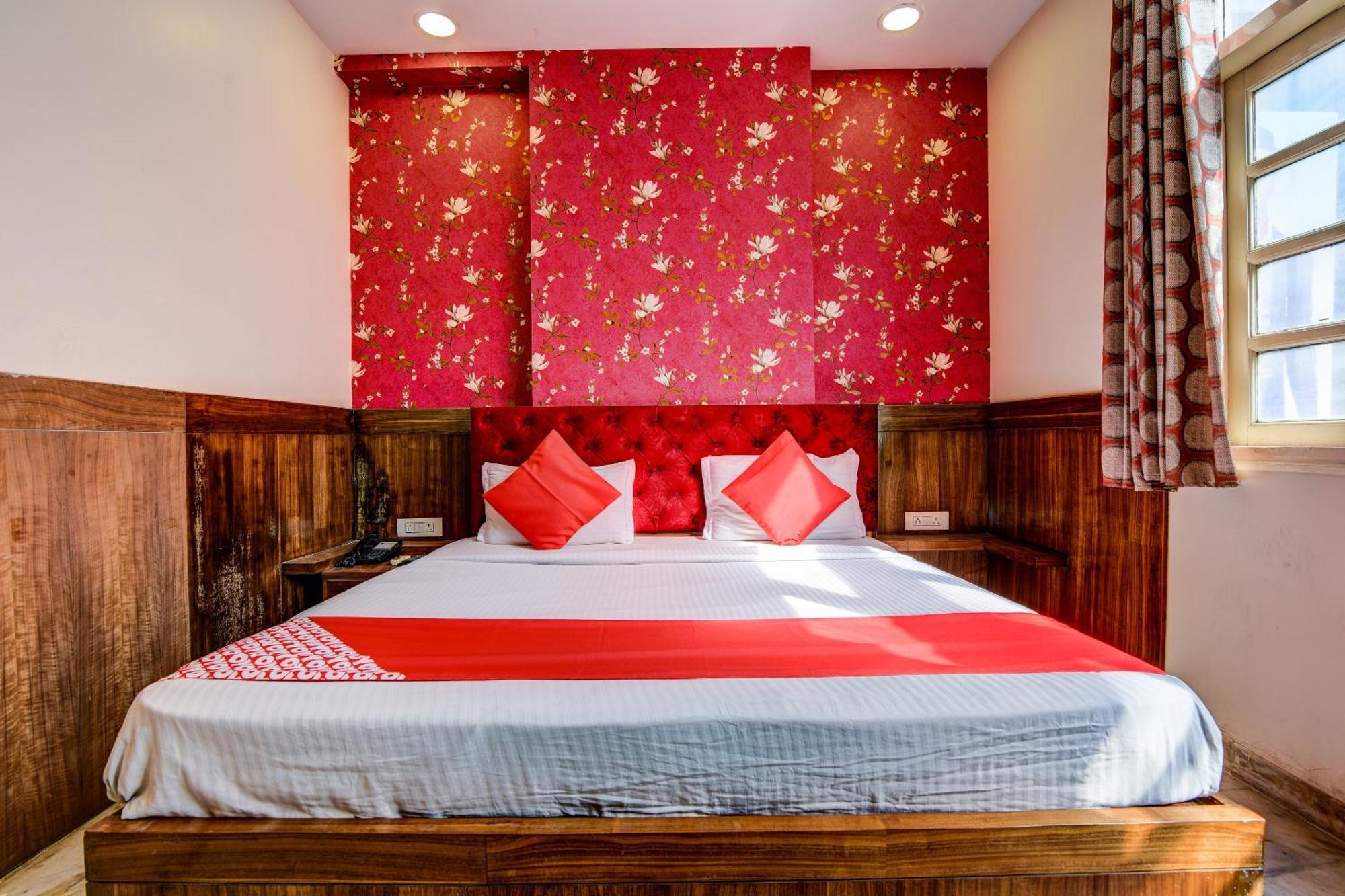 Rahul Palace By Golden Tree Near Metro Station And Ajmal Khan Market ニューデリー エクステリア 写真
